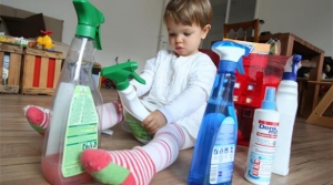 هكذا يمكنكِ إنقاذ طفلك إذا ابتلع أدوات التنظيف 