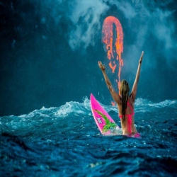 امرأة مغامِرة تسبح وسط الحمم البركانية في هاواي
