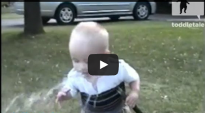فيديو "يموّت من الضحك"- شاهدوا ماذا فعل هذا الطفل ليشرب.