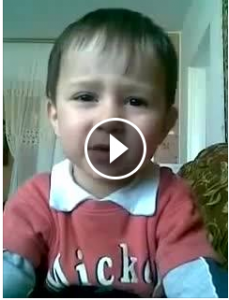 شاهد بالفيديو طفل روسي يقرأ سورة الفاتحة‏.