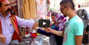 بالفيديو - لن تصدّقي كيف تباع البوظة في تركيا