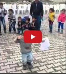 شاهد بالفيديو عمره 4 سنوات وشاهدوا كيف يرقص! ستفاجأون