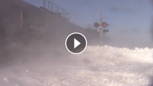#‏فيديو‬: قطارا يشق طريقه بين ‫#‏الثلوج‬ في ‫#‏كندا‬ بطريقة مثيرة