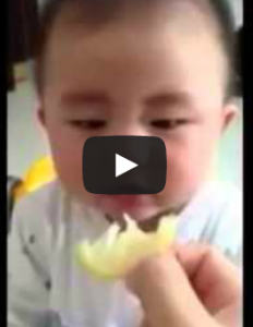شاهد بالفيديو- طفل يأكل الحامض للمرة الأولى، لاتفوتكم ردة فعله الرائعة