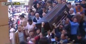 بالفيديو.. سقوط نعش فاتن حمامة خلال تشييع جثمانها