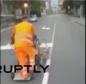 ايطالي يستعرض مهارته في صبغ خطوط الشوارع