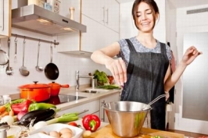 قضاء المرأة وقتًا طويلًا في المطبخ يضر بصحتها.