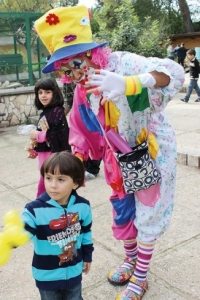 فتاة تونسية تجابه الصعاب بالألوان وتتحول إلى «مهرّجة» من أجل قوت الحياة.