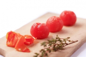 طريقة سهلة لتقشير الطماطم
