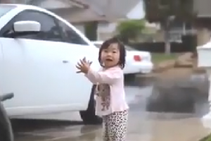 فيديو شاهد ردة فعل طفلة تشاهد المطر لأول مرة 