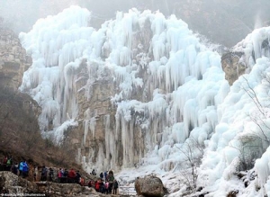 شلالات الماء في الصين تتجمد وتتحول إلى الآلاف من رقاقات الثلج
