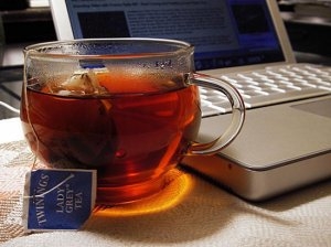  ضع كوب شاي قرب الحاسوب ولا تشربه