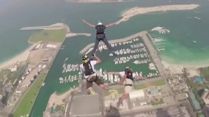شاهد القفز من ثاني أطول مجمع سكني بالعالم في دبي !