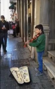طفل سوري يعزف في شوارع اسطنبول ليكسب رزقه !!