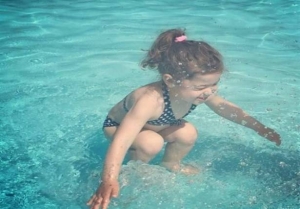 صورة تطرح لغزاً: هل الطفلة تحت الماء أم فوقه؟