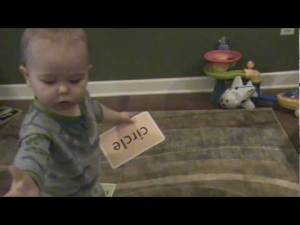 شاهد كيف يستطيع هذا الطفل معرفة الكلمة المكتوبة على الورقة ولفظها بفصاحة رغم صغر سنّه...
