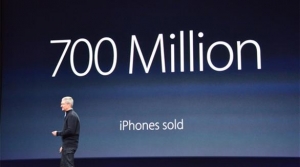 «أبل» تحتفل ببيع 700 مليون نسخة من «آي فون»
