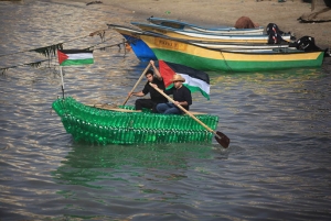 بالصور.. شباب غزة يصنعون قاربا من 1000 زجاجة بلاستيكية فارغة