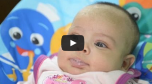 بالفيديو- طفلة في الشهر الثاني من العمر قالت "أحبك" وصارت حديث الصحف العالمية!