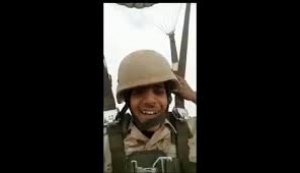 فيديو سيلفي كوميدي لجندي سعودي أثناء اسقاطه بمظلة في اليمن عاصفة الحزم