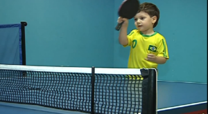  لاعب التنس الطفل يوسف كامل دوفش 4 سنوات من مدينة الخليل أثناء التمرين