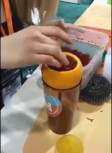 شاهد بالفيديو كيف تصنع أرجيلة من كاسة وحبة برتقال