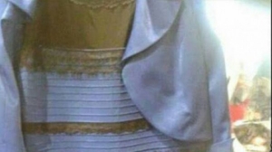 أثار جدلاً عبر مواقع التواصل الإجتماعي.. تعرف على حقيقة لون "الفستان" من الشركة المنتجة له