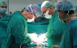 إنجاز طبي ولأول مرة في فلسطين … عملية تغيير صمامات للقلب بدون شق الصدر  