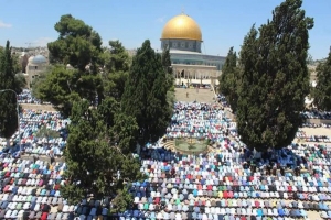 بالصور: 200 ألف فلسطيني صلوا الجمعة بالأقصى