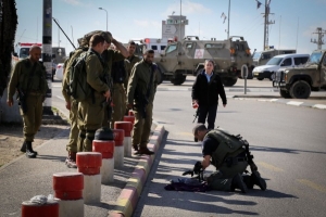 شرطة الاحتلال تطلق النار على اسرائيلي ظنا انه فلسطيني.