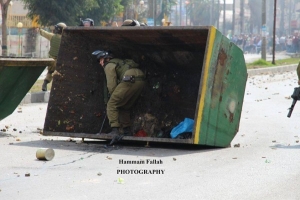 صور: قوات الاحتلال تحتمي بحاويات القمامة .. معلقي الفيسبوك: كيف الريحة؟!