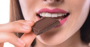 دراسات علمية تؤكد أن الشيكولاتة أعز أصدقاء النساء 