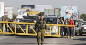قوات الاحتلال تبدأ بتفتيش جميع سيارات الفلسطينيين بجنوب الضفة