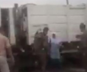 [فيديو] جندي يلقي سكينا بجانب الطفلة المعتقلة على حاجز النشاش صباح اليوم