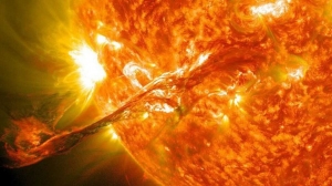 علماء الفلك: توهج هائل على الشمس قد يقضي على الأرض 