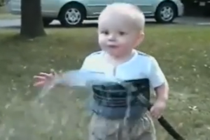 فيديو طريف لطفل يحاول الشرب من نبريش المياه 