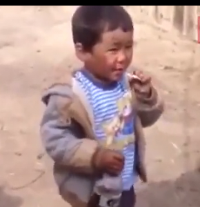 فيديو لطفل يشرب الخمر يصدم الملايين 