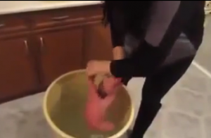 فيديو صادم لتعديب طفل وسط وعاء من الماء 