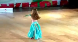 طفلة تحقق ملايين المشاهدات بسبب براعتها في الرقص الشرقي!