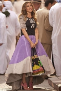نجمة هوليوودية تحمل حقيبة يد برسمة مسجد، من هي؟ وهذا سعر الحقيبة
