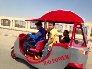 مصري يخترع سيارة تسير بالماء فقط
