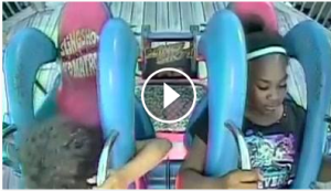  شاهد بالفيديو طفلة تفقد اعصابها من الخوف في مدينة الملاهي .