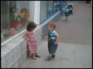طفل صغير يحاول تقبيل فتاة! لازم تشوفه