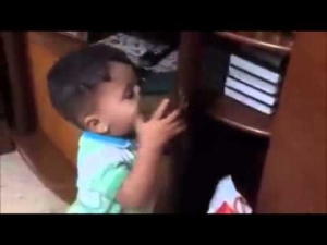 فيديو مؤثر للطفل الشهيد علي_دوابشة وهو يُقبّل القرآن الكريم 