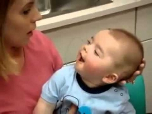 شاهد طفل أصم يسمع صوت أمه لأول مرة