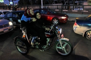 ثلاث نساء مصريات يتحدين المجتمع بالدراجة النارية.