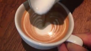 فيديو كيف يتم الرسم على القهوة في المقاهي 