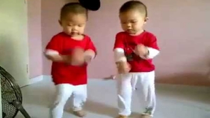بالفيديو.. طفلان برقصان على أنغام "جانجام ستايل" 
