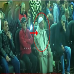 فيديو رجل يرتدي جلباب أرادوا طرده من العزاء٠٠ والفنان فاروق الفيشاوي اجلسه بجانبه
