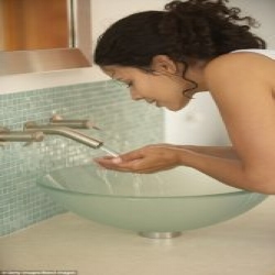 صدق او لا تصدق غسل الوجه أثناء الاستحمام يدمر البشرة